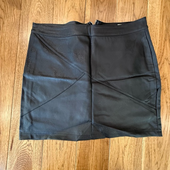 Zeagoo Elegant Black Faux-Leather Mini Skirt - Picture 1 of 3